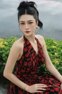 Tran Ngoc Bich: Alluring Beauty & Chic Style in a Vibrant Silk Dress-1