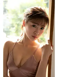 Shida Yumi: Captivating Idol's Pensive Gaze & Natural Charm - Tukuku-19