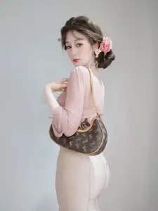 Feminine Coser: Charming Grace in Elegant Pink Attire 2024-11-24-29