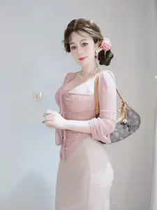 Feminine Coser: Charming Grace in Elegant Pink Attire 2024-11-24-30