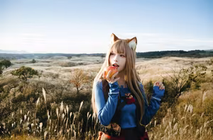 Coser Ely_eee: Holo's Radiant "Soft Glow" Cosplay Amidst Warm Grass-1