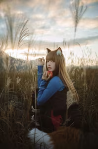 Coser Ely_eee: Holo's Radiant "Soft Glow" Cosplay Amidst Warm Grass-15
