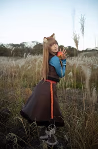 Coser Ely_eee: Holo's Radiant "Soft Glow" Cosplay Amidst Warm Grass-12