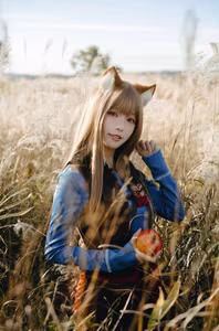 Coser Ely_eee: Holo's Radiant "Soft Glow" Cosplay Amidst Warm Grass-13