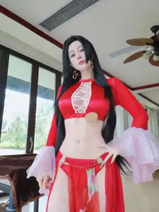 Coser Baiyin81 Transforms into Alluring Boa Hancock | Fantia 2024年12月 Part01-5