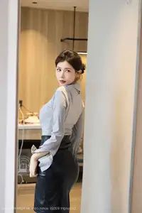 XiuRen No.10604: Yi Tian Tian's Seductive Charm in Elegant Office Attire-8