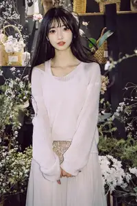 YiTuYu Vol.8549: Leng Ku Wang Ye's Dreamy Elegance in a White Sweater-6