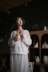 YiTuYu Vol.8549: Leng Ku Wang Ye's Dreamy Elegance in a White Sweater-14