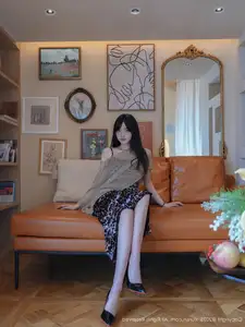 XiuRen No.10698: Bai Lu Lulu's Elegant Comfort on Leather Sofa – A Captivating Photo Series-9