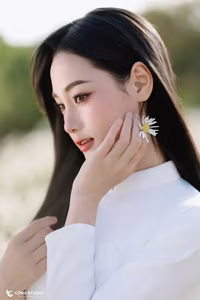 Elegant Vietnamese Woman in White Ao Dai Amidst Blooming Daisy Field - VGU No.123-10