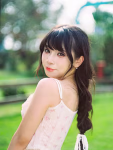 VGU No.143: A Gentle Beauty Embracing Summer Sun Fresh Youthfulness with Nature's Sweetness-9