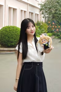 Viral 'Hot Girl' Teacher: Captivating Beauty & Style in Her Latest Look-6