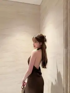 Tăng Mỹ Hàn: Hot Girl Flaunts Alluring Figure in Striking Backless Silk Dress-9
