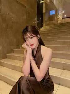 Tăng Mỹ Hàn: Hot Girl Flaunts Alluring Figure in Striking Backless Silk Dress-3