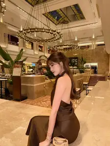 Tăng Mỹ Hàn: Hot Girl Flaunts Alluring Figure in Striking Backless Silk Dress-5