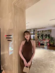 Tăng Mỹ Hàn: Hot Girl Flaunts Alluring Figure in Striking Backless Silk Dress-6