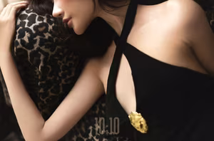 VGU No.28: Unveiling Glamour: A Vision of Elegance in a Timeless Black Dress.-9