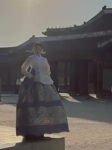 Phuong Ly Transforms into a Regal Korean Consort in Exquisite Hanbok at Ancient Palace-9