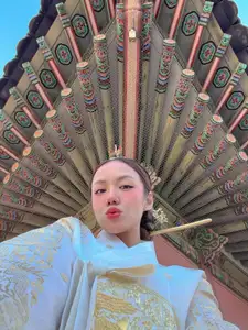 Phuong Ly Transforms into a Regal Korean Consort in Exquisite Hanbok at Ancient Palace-3