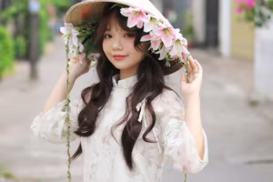 VGU No.143: Discover the Ethereal Beauty of a Vietnamese Girl in Ao Dai and Floral Conical Hat-8