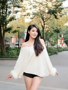 Dang Thu Huyen: Former Volleyball Beauty Queen Flaunts Flawless Beauty in Off-Shoulder Top-4