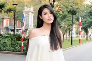 Dang Thu Huyen: Former Volleyball Beauty Queen Flaunts Flawless Beauty in Off-Shoulder Top-3