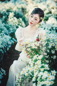 VGU No.191 1000024575: A Girl's Gentle Charm Amidst Pristine White Daisies in Winter.-5