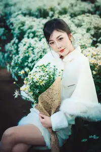VGU No.191 1000024575: A Girl's Gentle Charm Amidst Pristine White Daisies in Winter.-3
