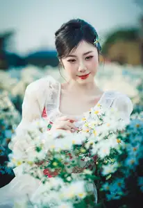 VGU No.191 1000024575: A Girl's Gentle Charm Amidst Pristine White Daisies in Winter.-1