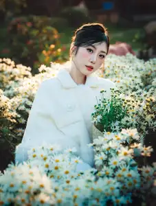 VGU No.191 1000024575: A Girl's Gentle Charm Amidst Pristine White Daisies in Winter.-10