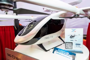 Experts and Guests Admire Made-in-Vietnam UAV at Technology Exhibition-4
