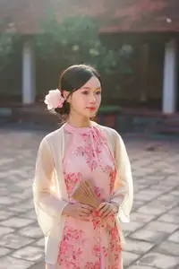 Vietnamese Ao Dai Charm: Traditional Beauty Embraced by Youthful Grace 1000024725-0