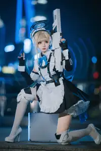 Coser Hua Qi Hana's Stunning Honkai Star Rail Cosplay: Futuristic Maid Warrior 飞鸟马时-1