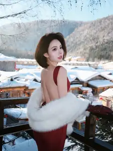 Chu Mac Thuy Quynh flaunts alluring bare back, defying cold amidst pristine snow-0