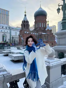 Chu Mac Thuy Quynh flaunts alluring bare back, defying cold amidst pristine snow-1