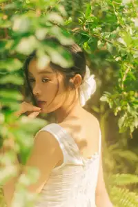 Trinh My Duyen: Fresh, Pure Beauty Like a Muse Under Golden Sunlight-4