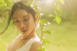 Trinh My Duyen: Fresh, Pure Beauty Like a Muse Under Golden Sunlight-0