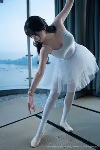 Ruan Qing XuiRen No.10575: Captivating Grace in a Pristine White Ballet Ensemble-6