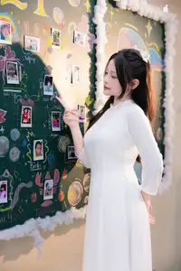VGU No.164: VGU Student Showcases Pure Beauty in Traditional White Ao Dai-5