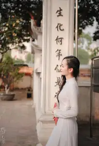 Graceful Vietnamese Girl in White Ao Dai, Radiant Smile at Ancient Site 1000026917-4