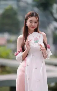Elegant Vietnamese Woman in White Ao Dai: A Timeless Beauty with Traditional Fan 1000025262-5