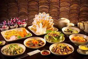 Discover Hue Cuisine: The Imperial City's Essence in Every Flavorful Dish.-3