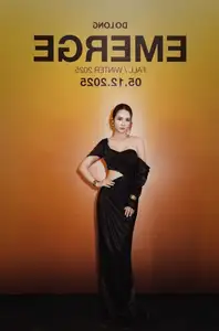 Huyen Lizzie Stuns with Alluring Slender Back and Elegant Fashion Style-5