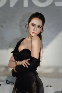 Huyen Lizzie Stuns with Alluring Slender Back and Elegant Fashion Style-6