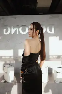 Huyen Lizzie Stuns with Alluring Slender Back and Elegant Fashion Style-4