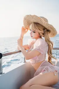 Coser Chunmomo's Enchanting Sunset Yacht Photoshoot - Part02-15