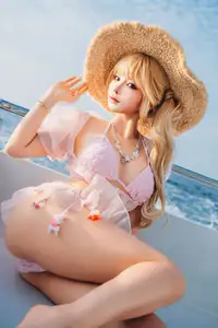 Coser Chunmomo's Enchanting Sunset Yacht Photoshoot - Part02-6