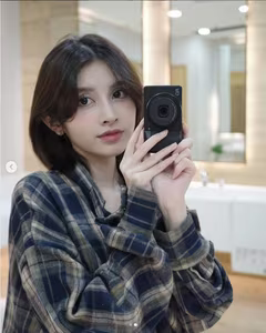 Trang Six: Lien Quan WAGs Stirs Social Media with Alluring Beauty and Confident Charm-2