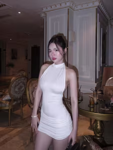 Thuy Vy: Alluring Figure & Confident Vibe Captivate Social Media-0