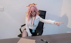 Coser Bangni Bonnie's Daring Interview Look: A Unique Blend of Professional and Playful Charm-16